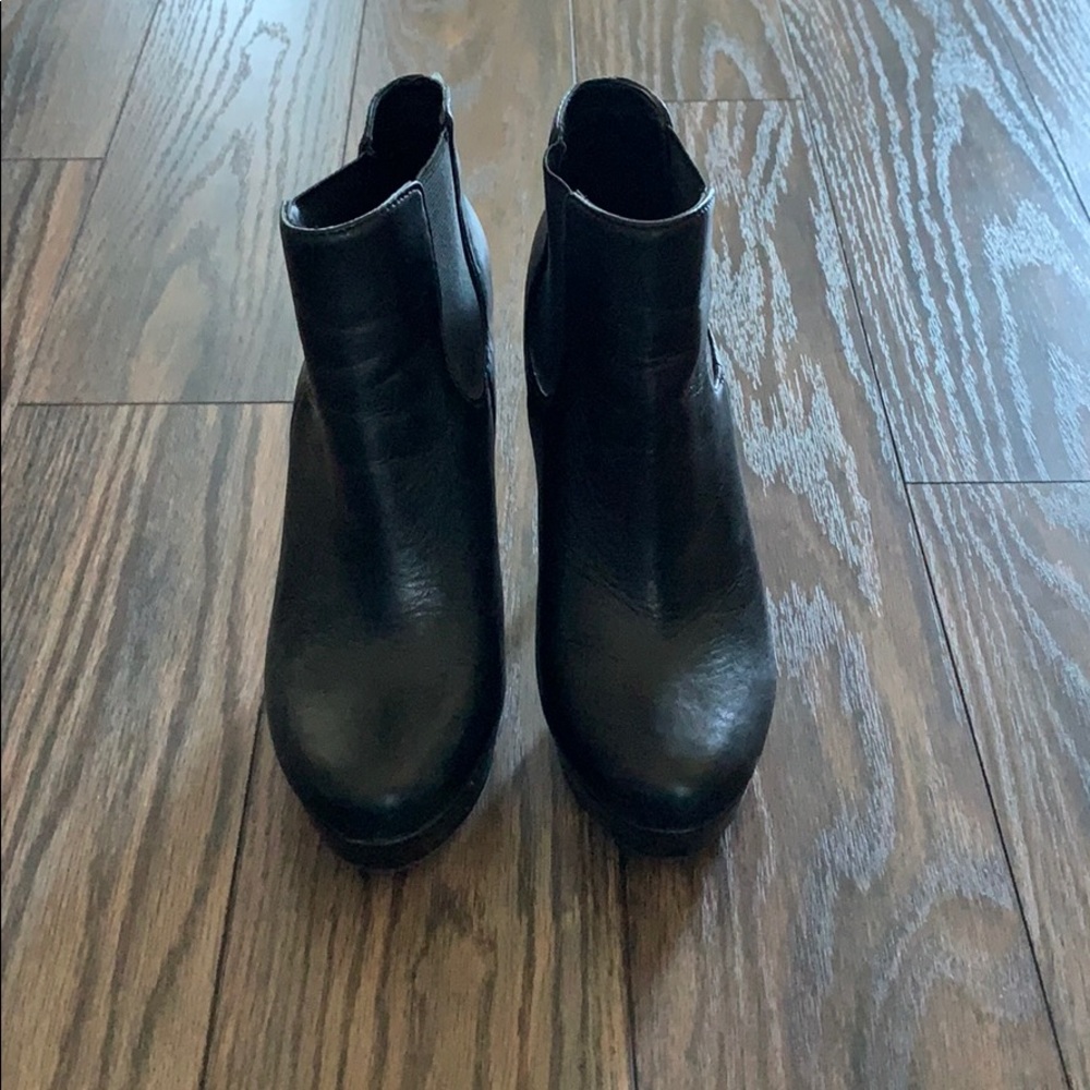 Gianni Bini size 6 black leather platform booties